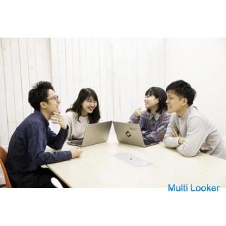 Allgemeine einfache Schreibtischarbeit in einem Unternehmen der Musikindustrie