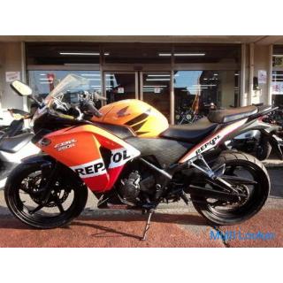 Honda CBR250R mit ABS Wassergekühlter 4-Takt-Einzel-250-cm3-FI-Auto-Yoshimura-Schalldämpfer Repsol-F