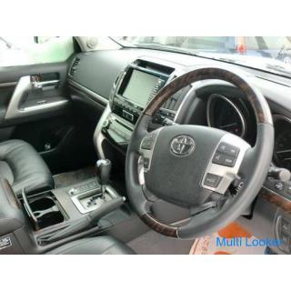 ● Kompatibel mit Eigenkrediten ● Land Cruiser 200 4.6 ZX registriert im Dezember 2013