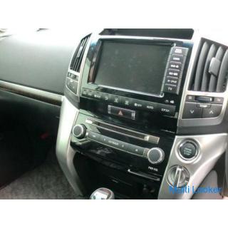 ● Kompatibel mit Eigenkrediten ● Land Cruiser 200 4.6 ZX registriert im Dezember 2013