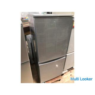 [Guter Zustand] Scharfer 2-türiger Nicht-Freon-Gefrierschrank / Kühlschrank 137L