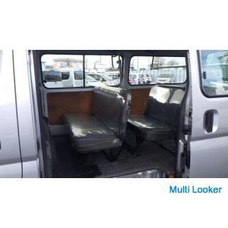 2011 Nissan Caravan 8-Sitzer.