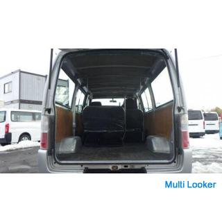 2011 Nissan Caravan 8-Sitzer.
