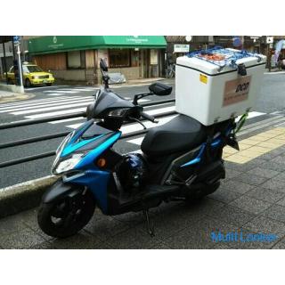 Ich werde dringend liefern. Motorradkurier aus Kyoto