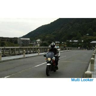 Ich werde dringend liefern. Motorradkurier aus Kyoto