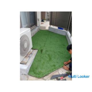 Grüner Kunstrasen in der Gartengeschäftsanlage. Gartenpflegegeschäft. Tokorozawa City, Saitama City,