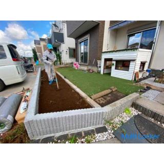 Grüner Kunstrasen in der Gartengeschäftsanlage. Gartenpflegegeschäft. Tokorozawa City, Saitama City,