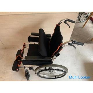 Selbstfahrender Rollstuhl (schwarz / orange)