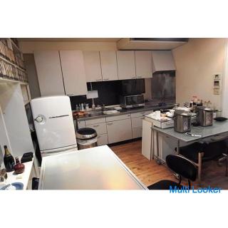 Es gibt eine freie Stelle im Wohngemeinschaftshaus in der modischen Stadt Roppongi!