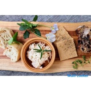 Nachhaltige gesunde Lebensmittel-Herstellung von zwei veganen Käsesorten-Juli