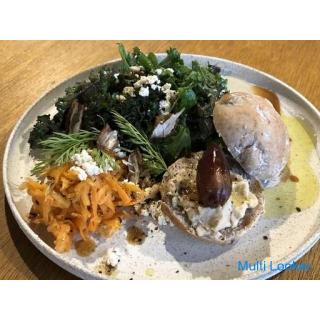 Nachhaltige gesunde Lebensmittel-Herstellung von zwei veganen Käsesorten-Juli