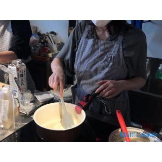 Nachhaltige gesunde Lebensmittel-Herstellung von zwei veganen Käsesorten-Juli