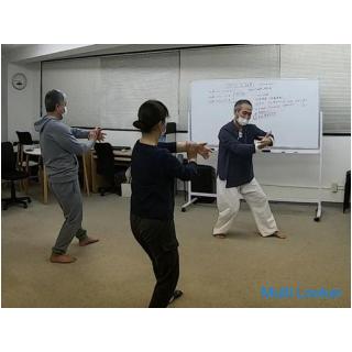 Diejenigen, die Probleme mit steifen Schultern, Kreuzschmerzen, Knieschmerzen (Gonarthrose) usw. hab