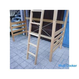 Das beliebte MUJI Semi-Single-Hochbett / Matratze / Bettlaken aus Eiche ist im Lieferumfang enthalte