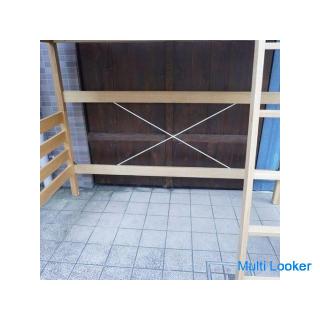 Das beliebte MUJI Semi-Single-Hochbett / Matratze / Bettlaken aus Eiche ist im Lieferumfang enthalte