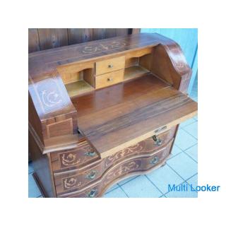 Ein Schreibbüro made in Italy. Ein Schreibtisch mit einem eleganten und eleganten Eindruck mit einem