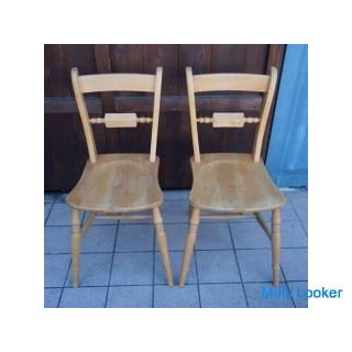 Ein Set aus 2 Stühlen mit Scroll-Rücken im traditionellen britischen Design von THE PENNY WISE! Essz