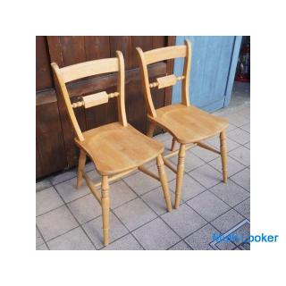 Ein Set aus 2 Stühlen mit Scroll-Rücken im traditionellen britischen Design von THE PENNY WISE! Essz