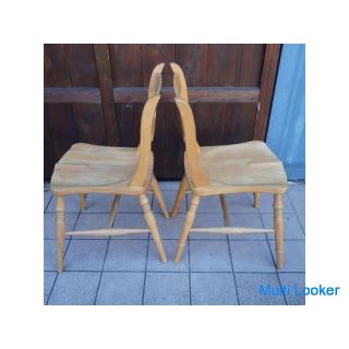 Ein Set aus 2 Stühlen mit Scroll-Rücken im traditionellen britischen Design von THE PENNY WISE! Essz