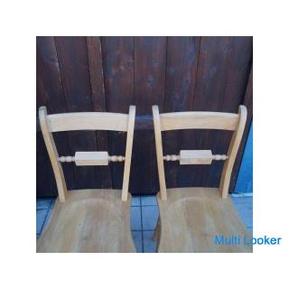 Ein Set aus 2 Stühlen mit Scroll-Rücken im traditionellen britischen Design von THE PENNY WISE! Essz