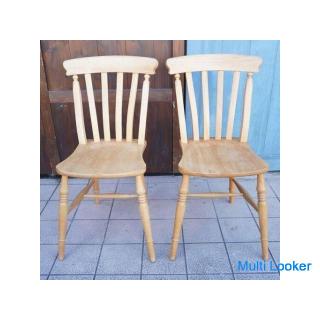 Ein 2er-Set Stühle mit Lattenrost beliebt bei THE PENNY WISE ♪ Die natürliche Textur der massiven Bu