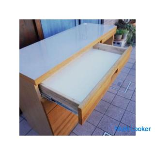 Es ist eine Küchentheke der Serie HUTTE aus dem beliebten unico! Es gibt auch Stauraum, und die natü