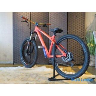 COMMENCAL META 8-Gang 26 Zoll MTB-Mountainbike in fluoreszierendem Pink