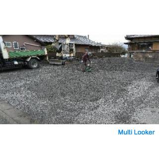 Kies (Recyclingbeton, grauer Schotter, braun) auf dem Parkplatz schnell geliefert mit einem 4t Mulde