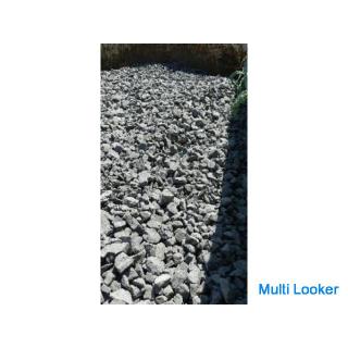 Kies (Recyclingbeton, grauer Schotter, braun) auf dem Parkplatz schnell geliefert mit einem 4t Mulde