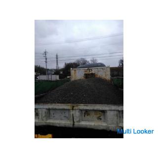 Kies (Recyclingbeton, grauer Schotter, braun) auf dem Parkplatz schnell geliefert mit einem 4t Mulde