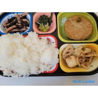 Aufgrund der geschäftigen Arbeit, Servieren von Lunchboxen und Rekrutieren von Lieferpersonal