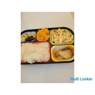 Aufgrund der geschäftigen Arbeit, Servieren von Lunchboxen und Rekrutieren von Lieferpersonal