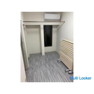 Mit kostenloser Miete! Ein geräumiges Privatzimmer mit Schlüssel!