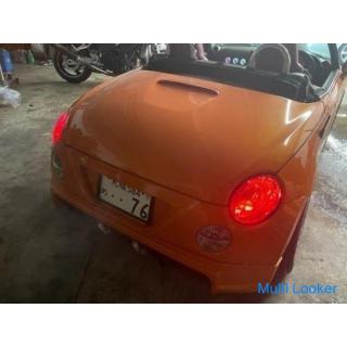 Sendungsfahrzeug. Daihatsu Copen MT Lowdown-Custom-Fahrzeug