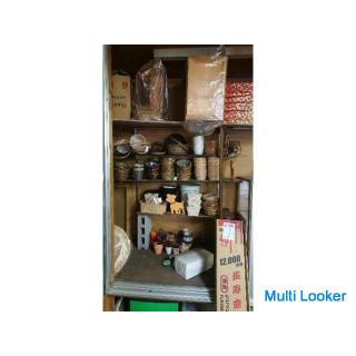 Unnötige Gegenstände sammeln. Relikte organisieren. Das Haus aufräumen. Den Müll aufräumen