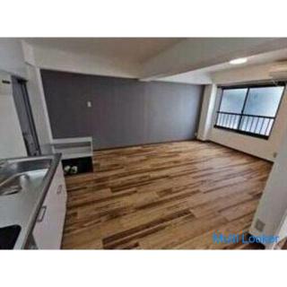 [Bahnhof Yotsubashi] Separates Bad und Toilette. Modisches Interieur