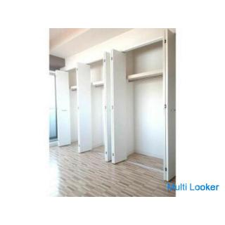 Viel Stauraum / Eckraum mit Möbeln und Haushaltsgeräten