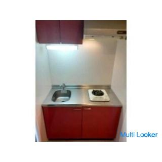 Viel Stauraum / Eckraum mit Möbeln und Haushaltsgeräten