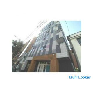 Viel Stauraum / Eckraum mit Möbeln und Haushaltsgeräten