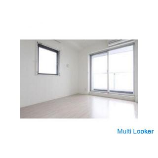 Ein einfacher Raum, der auf Weiß basiert