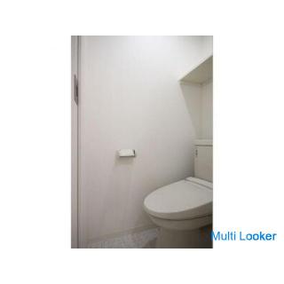 Ein einfacher Raum, der auf Weiß basiert