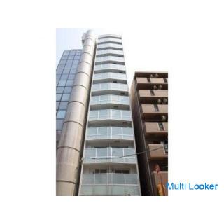 Ein einfacher Raum, der auf Weiß basiert