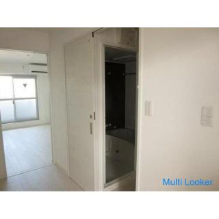 Reinweißer Neubau von Nagahashi / „Wer zuerst kommt, mahlt zuerst“ im Dachgeschoss