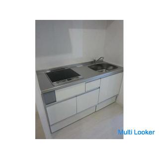 Reinweißer Neubau von Nagahashi / „Wer zuerst kommt, mahlt zuerst“ im Dachgeschoss