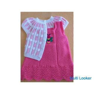 Handgestrickte Weste und Rock für Babys