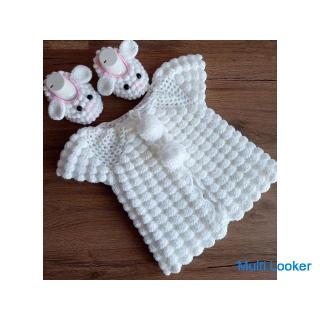 Handgefertigte gestrickte und gehäkelte Babyweste und Babyschuhe
