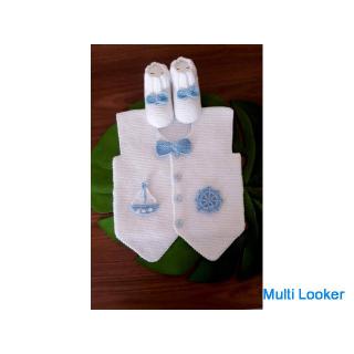 Handgestrickte Babyweste und Babyschuhe