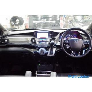 A very popular low roof minivan! Honda Odyssey!