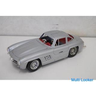 Burago Mercedes Benz 300SL 1/18 Scale 1954 Made in Italy Figure model car gull wing