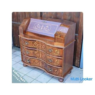A writing bureau made in Italy. A writing desk with an elegant and elegant impression with a beautif